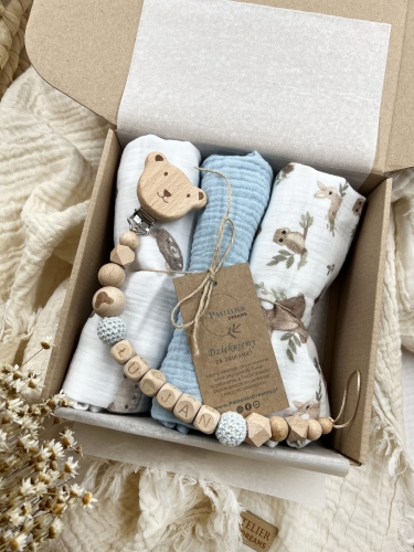 Zestaw prezentowy dla noworodka z pieluszkami muślinowymi i personalizowaną zawieszką do smoczka. Idealny prezent na narodziny dziecka i baby shower.