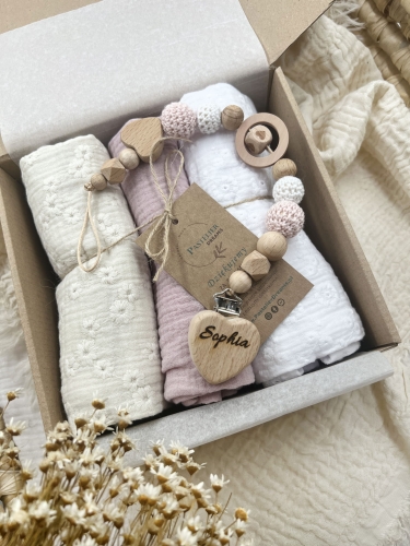 Zestaw prezentowy dla noworodka z pieluszkami muślinowymi i personalizowaną zawieszką do smoczka. Idealny prezent na narodziny dziecka i baby shower.