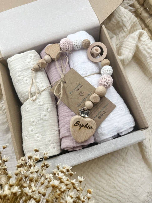 Zestaw prezentowy dla noworodka z pieluszkami muślinowymi i personalizowaną zawieszką do smoczka. Idealny prezent na narodziny dziecka i baby shower.