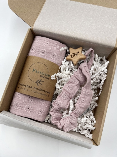 Personalizowana zawieszka do smoczka i pieluszka muślina to wyjątkowy zestaw dla niemowlęcia. Idealny prezent dla noworodka, wykonany z naturalnych materiałów. Idealny prezent na narodziny, baby shower lub chrzciny.