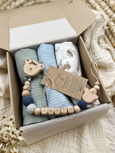 Zestaw prezentowy dla noworodka z pieluszkami muślinowymi i personalizowaną zawieszką do smoczka. Idealny prezent na narodziny dziecka i baby shower.