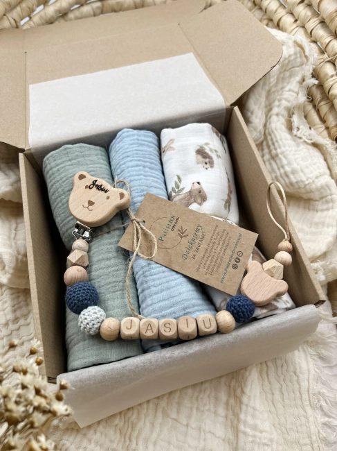 Zestaw prezentowy dla noworodka z pieluszkami muślinowymi i personalizowaną zawieszką do smoczka. Idealny prezent na narodziny dziecka i baby shower.