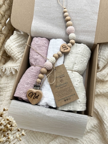 Zestaw prezentowy dla noworodka z pieluszkami muślinowymi i personalizowaną zawieszką do smoczka. Idealny prezent na narodziny dziecka i baby shower.