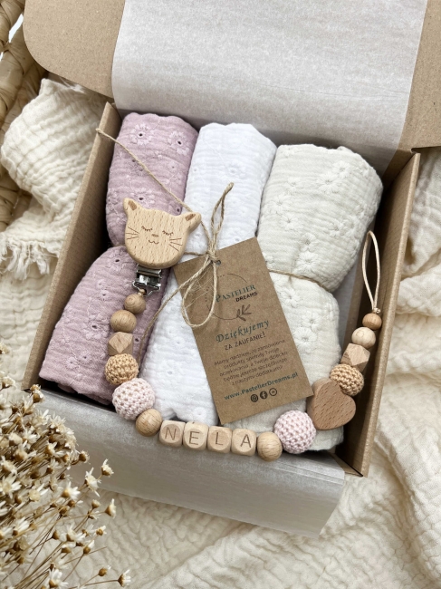 Zestaw prezentowy dla noworodka z pieluszkami muślinowymi i personalizowaną zawieszką do smoczka. Idealny prezent na narodziny dziecka i baby shower.