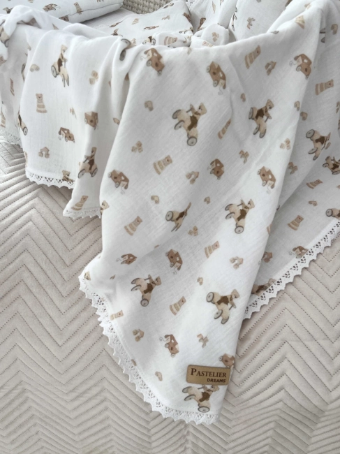 Otulacz muślinowy z koronką wykonany z miękkiego i przewiewnego muślinu. Idealny dla noworodka i niemowlęcia, sprawdzi się jako prezent oraz element wyprawki.
