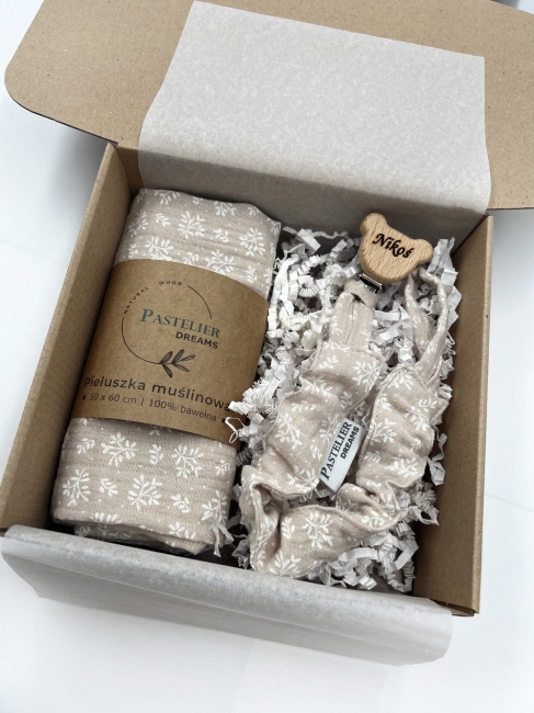 Personalizowana zawieszka do smoczka i pieluszka muślina to wyjątkowy zestaw dla niemowlęcia. Idealny prezent dla noworodka, wykonany z naturalnych materiałów. Idealny prezent na narodziny, baby shower lub chrzciny.