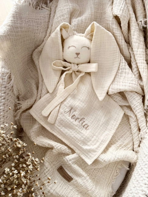Muślinowy króliczek z imieniem dziecka – personalizowana przytulanka dla niemowlaka i wyjątkowy prezent na narodziny, baby shower lub chrzciny. Miękki króliczek z personalizacją będzie piękną pamiątką na lata.
