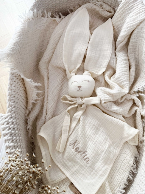 Muślinowy króliczek z imieniem dziecka – personalizowana przytulanka dla niemowlaka i wyjątkowy prezent na narodziny, baby shower lub chrzciny. Miękki króliczek z personalizacją będzie piękną pamiątką na lata.