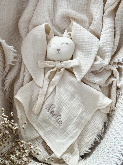 Muślinowy króliczek z imieniem dziecka – personalizowana przytulanka dla niemowlaka i wyjątkowy prezent na narodziny, baby shower lub chrzciny. Miękki króliczek z personalizacją będzie piękną pamiątką na lata.