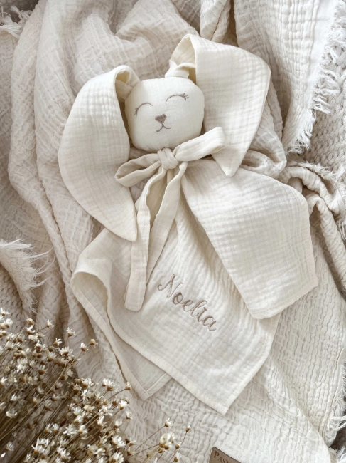 Muślinowy króliczek z imieniem dziecka – personalizowana przytulanka dla niemowlaka i wyjątkowy prezent na narodziny, baby shower lub chrzciny. Miękki króliczek z personalizacją będzie piękną pamiątką na lata.