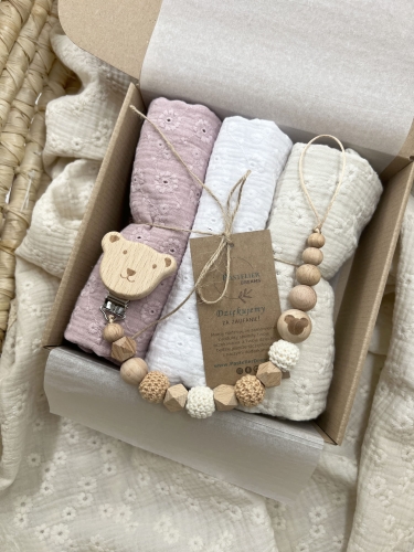 Zestaw prezentowy dla noworodka z pieluszkami muślinowymi i personalizowaną zawieszką do smoczka. Idealny prezent na narodziny dziecka i baby shower.