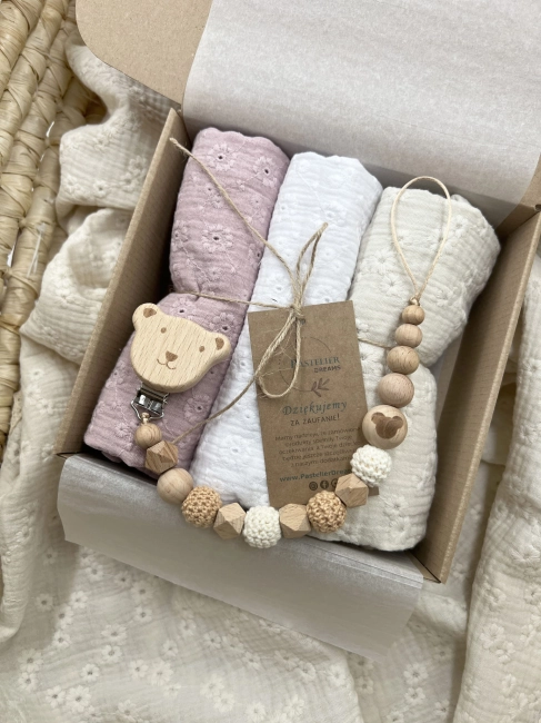 Zestaw prezentowy dla noworodka z pieluszkami muślinowymi i personalizowaną zawieszką do smoczka. Idealny prezent na narodziny dziecka i baby shower.