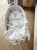 Otulacz muślinowy z koronką wykonany z miękkiego i przewiewnego muślinu. Idealny dla noworodka i niemowlęcia, sprawdzi się jako prezent oraz element wyprawki.