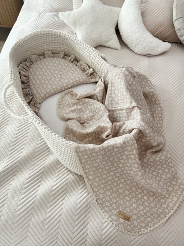 Otulacz muślinowy z koronką wykonany z miękkiego i przewiewnego muślinu. Idealny dla noworodka i niemowlęcia, sprawdzi się jako prezent oraz element wyprawki.