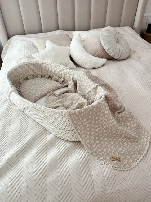 Otulacz muślinowy z koronką wykonany z miękkiego i przewiewnego muślinu. Idealny dla noworodka i niemowlęcia, sprawdzi się jako prezent oraz element wyprawki.