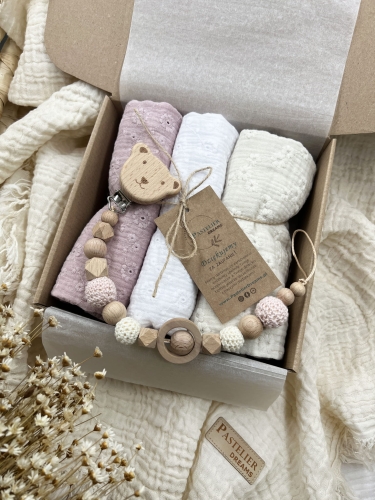 Zestaw prezentowy dla noworodka z pieluszkami muślinowymi i personalizowaną zawieszką do smoczka. Idealny prezent na narodziny dziecka i baby shower.