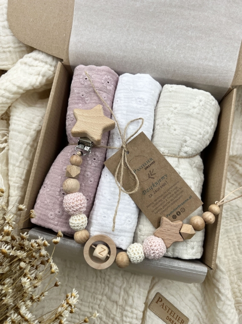 Zestaw prezentowy dla noworodka z pieluszkami muślinowymi i personalizowaną zawieszką do smoczka. Idealny prezent na narodziny dziecka i baby shower.