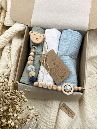 Zestaw prezentowy dla noworodka z pieluszkami muślinowymi i personalizowaną zawieszką do smoczka. Idealny prezent na narodziny dziecka i baby shower.