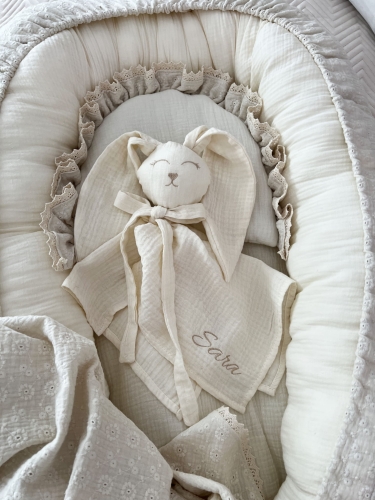Muślinowy króliczek z imieniem dziecka – personalizowana przytulanka dla niemowlaka i wyjątkowy prezent na narodziny, baby shower lub chrzciny. Miękki króliczek z personalizacją będzie piękną pamiątką na lata.