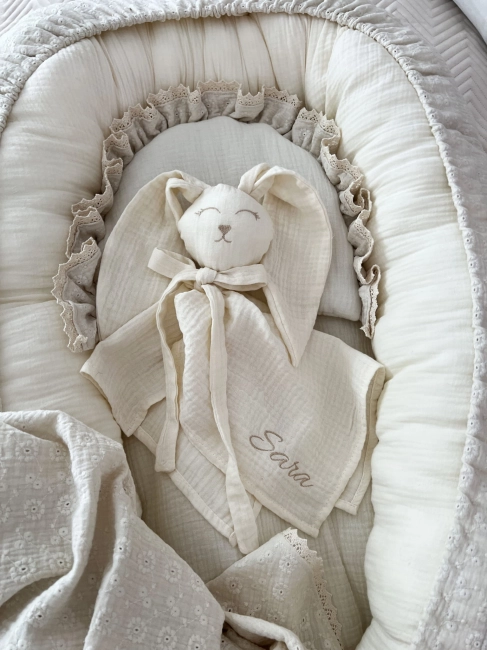 Muślinowy króliczek z imieniem dziecka – personalizowana przytulanka dla niemowlaka i wyjątkowy prezent na narodziny, baby shower lub chrzciny. Miękki króliczek z personalizacją będzie piękną pamiątką na lata.