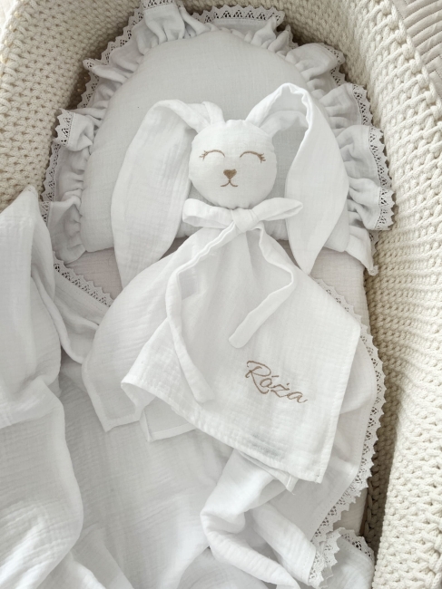 Muślinowy króliczek z imieniem dziecka – personalizowana przytulanka dla niemowlaka i wyjątkowy prezent na narodziny, baby shower lub chrzciny. Miękki króliczek z personalizacją będzie piękną pamiątką na lata.