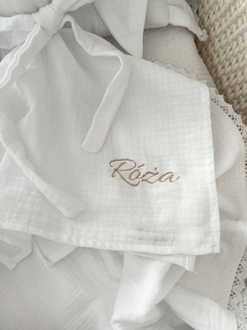 Muślinowy króliczek z imieniem dziecka – personalizowana przytulanka dla niemowlaka i wyjątkowy prezent na narodziny, baby shower lub chrzciny. Miękki króliczek z personalizacją będzie piękną pamiątką na lata.