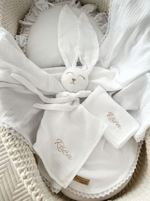 Muślinowy króliczek z imieniem dziecka – personalizowana przytulanka dla niemowlaka i wyjątkowy prezent na narodziny, baby shower lub chrzciny. Miękki króliczek z personalizacją będzie piękną pamiątką na lata.