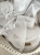 Muślinowy króliczek z imieniem dziecka – personalizowana przytulanka dla niemowlaka i wyjątkowy prezent na narodziny, baby shower lub chrzciny. Miękki króliczek z personalizacją będzie piękną pamiątką na lata.
