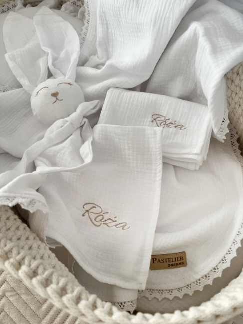 Muślinowy króliczek z imieniem dziecka – personalizowana przytulanka dla niemowlaka i wyjątkowy prezent na narodziny, baby shower lub chrzciny. Miękki króliczek z personalizacją będzie piękną pamiątką na lata.