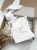 Muślinowy króliczek z imieniem dziecka – personalizowana przytulanka dla niemowlaka i wyjątkowy prezent na narodziny, baby shower lub chrzciny. Miękki króliczek z personalizacją będzie piękną pamiątką na lata.