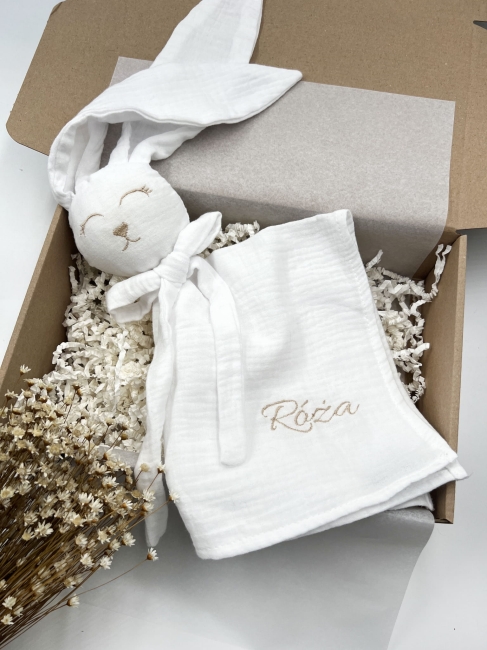 Muślinowy króliczek z imieniem dziecka – personalizowana przytulanka dla niemowlaka i wyjątkowy prezent na narodziny, baby shower lub chrzciny. Miękki króliczek z personalizacją będzie piękną pamiątką na lata.