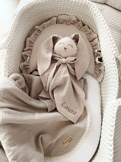Muślinowy króliczek z imieniem dziecka – personalizowana przytulanka dla niemowlaka i wyjątkowy prezent na narodziny, baby shower lub chrzciny. Miękki króliczek z personalizacją będzie piękną pamiątką na lata.