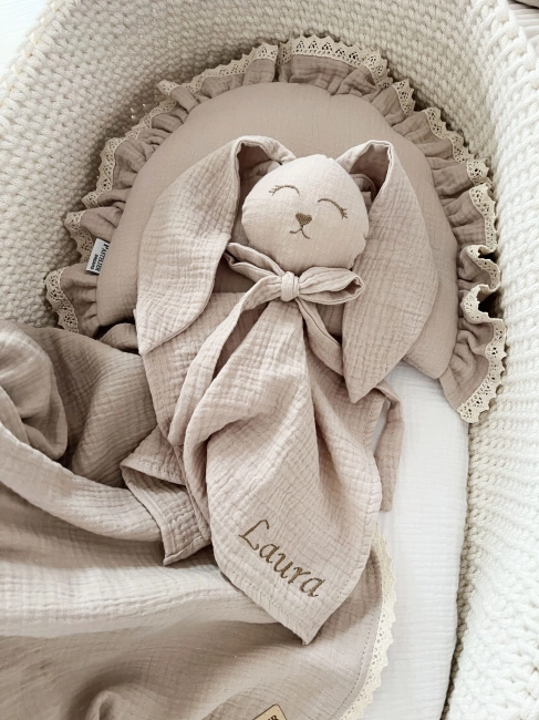 Muślinowy króliczek z imieniem dziecka – personalizowana przytulanka dla niemowlaka i wyjątkowy prezent na narodziny, baby shower lub chrzciny. Miękki króliczek z personalizacją będzie piękną pamiątką na lata.
