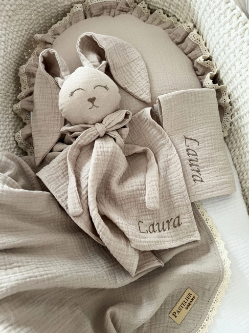 Muślinowy króliczek z imieniem dziecka – personalizowana przytulanka dla niemowlaka i wyjątkowy prezent na narodziny, baby shower lub chrzciny. Miękki króliczek z personalizacją będzie piękną pamiątką na lata.
