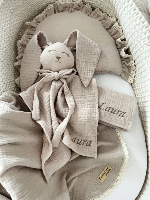 Muślinowy króliczek z imieniem dziecka – personalizowana przytulanka dla niemowlaka i wyjątkowy prezent na narodziny, baby shower lub chrzciny. Miękki króliczek z personalizacją będzie piękną pamiątką na lata.