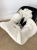 Muślinowy śpiworek do fotelika samochodowego dla niemowlaka – delikatne i wygodne otulenie podczas podróży i spacerów. Śpiworek do nosidełka to praktyczny element wyprawki dla dziecka, idealny na co dzień.