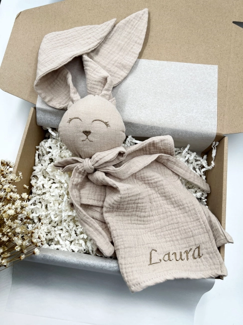Muślinowy króliczek z imieniem dziecka – personalizowana przytulanka dla niemowlaka i wyjątkowy prezent na narodziny, baby shower lub chrzciny. Miękki króliczek z personalizacją będzie piękną pamiątką na lata.