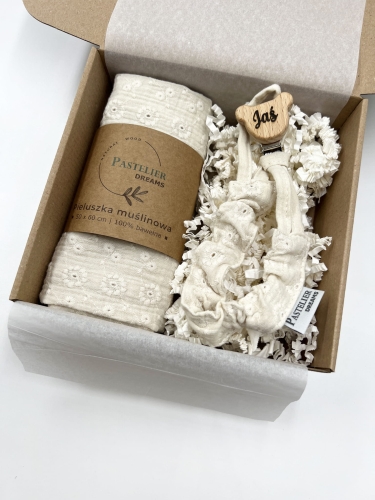 Personalizowana zawieszka do smoczka i pieluszka muślina to wyjątkowy zestaw dla niemowlęcia. Idealny prezent dla noworodka, wykonany z naturalnych materiałów. Idealny prezent na narodziny, baby shower lub chrzciny.