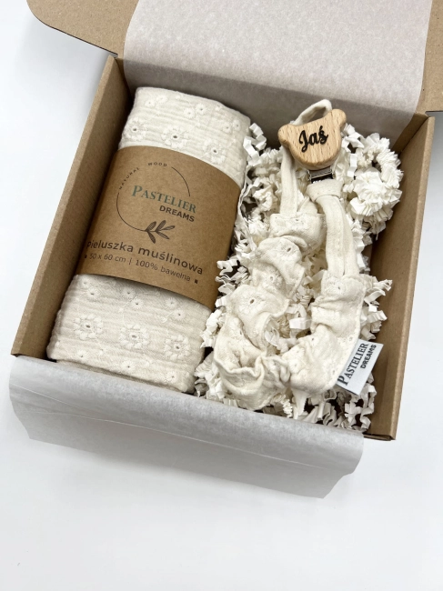 Personalizowana zawieszka do smoczka i pieluszka muślina to wyjątkowy zestaw dla niemowlęcia. Idealny prezent dla noworodka, wykonany z naturalnych materiałów. Idealny prezent na narodziny, baby shower lub chrzciny.
