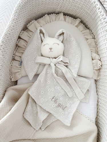 Muślinowy króliczek z imieniem dziecka – personalizowana przytulanka dla niemowlaka i wyjątkowy prezent na narodziny, baby shower lub chrzciny. Miękki króliczek z personalizacją będzie piękną pamiątką na lata.