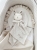 Muślinowy króliczek z imieniem dziecka – personalizowana przytulanka dla niemowlaka i wyjątkowy prezent na narodziny, baby shower lub chrzciny. Miękki króliczek z personalizacją będzie piękną pamiątką na lata.