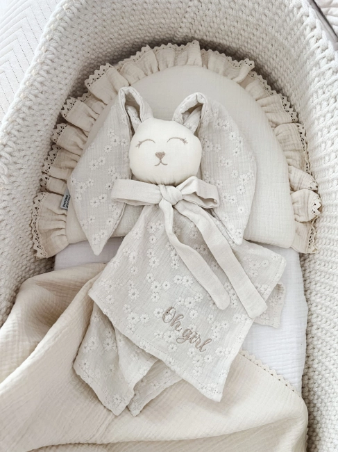 Muślinowy króliczek z imieniem dziecka – personalizowana przytulanka dla niemowlaka i wyjątkowy prezent na narodziny, baby shower lub chrzciny. Miękki króliczek z personalizacją będzie piękną pamiątką na lata.