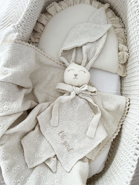 Muślinowy króliczek z imieniem dziecka – personalizowana przytulanka dla niemowlaka i wyjątkowy prezent na narodziny, baby shower lub chrzciny. Miękki króliczek z personalizacją będzie piękną pamiątką na lata.