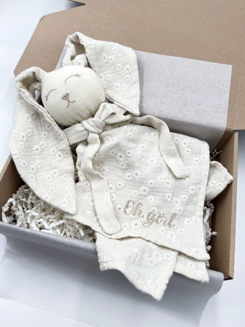 Muślinowy króliczek z imieniem dziecka – personalizowana przytulanka dla niemowlaka i wyjątkowy prezent na narodziny, baby shower lub chrzciny. Miękki króliczek z personalizacją będzie piękną pamiątką na lata.