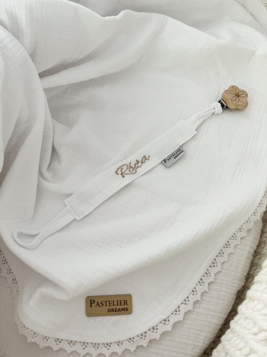 Personalizowana zawieszka do smoczka z haftowanym imieniem i drewnianym klipsem. Praktyczny dodatek do wyprawki niemowlęcej i wyjątkowy prezent dla noworodka.