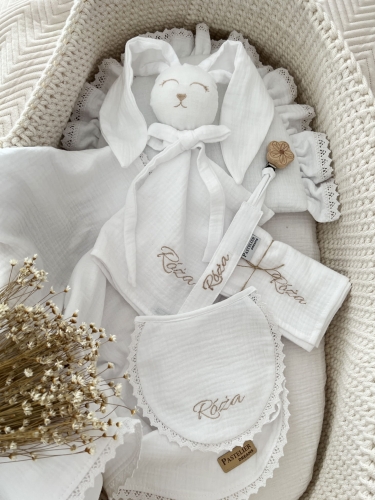 Box prezentowy dla noworodka z personalizowaną przytulanką króliczkiem z muślinu, zawieszką do smoczka z imieniem dziecka, śliniaczkiem z haftem oraz pieluszką muślinową z imieniem. Idealny prezent na narodziny, baby shower i chrzciny.