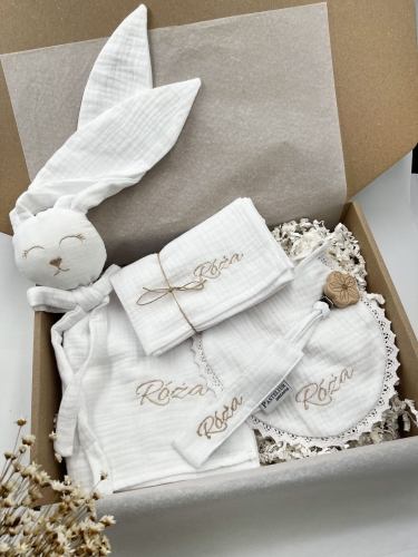 Box prezentowy dla noworodka z personalizowaną przytulanką króliczkiem z muślinu, zawieszką do smoczka z imieniem dziecka, śliniaczkiem z haftem oraz pieluszką muślinową z imieniem. Idealny prezent na narodziny, baby shower i chrzciny.