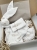 Box prezentowy dla noworodka z personalizowaną przytulanką króliczkiem z muślinu, zawieszką do smoczka z imieniem dziecka, śliniaczkiem z haftem oraz pieluszką muślinową z imieniem. Idealny prezent na narodziny, baby shower i chrzciny.