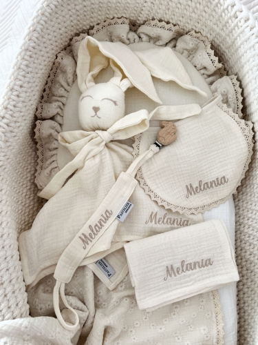 Box prezentowy dla noworodka z personalizowaną przytulanką króliczkiem z muślinu, zawieszką do smoczka z imieniem dziecka, śliniaczkiem z haftem oraz pieluszką muślinową z imieniem. Idealny prezent na narodziny, baby shower i chrzciny.