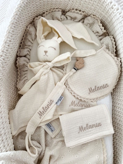 Box prezentowy dla noworodka z personalizowaną przytulanką króliczkiem z muślinu, zawieszką do smoczka z imieniem dziecka, śliniaczkiem z haftem oraz pieluszką muślinową z imieniem. Idealny prezent na narodziny, baby shower i chrzciny.
